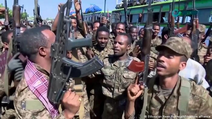 Você está visualizando atualmente Conflito de Tigray na Etiópia: celebrações de rua enquanto rebeldes tomam capital