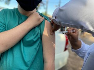 Leia mais sobre o artigo Dourados vacina adolescentes com comorbidades, gestantes e puérperas