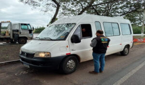Leia mais sobre o artigo Fiscalização da Agepan flagra vans realizando transporte ilegal de passageiros haitianos em Corumbá