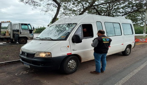 Você está visualizando atualmente Fiscalização da Agepan flagra vans realizando transporte ilegal de passageiros haitianos em Corumbá
