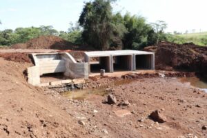 Leia mais sobre o artigo Dourados: Prefeitura instala estrutura de concreto pré-moldado da ponte sobre córrego Laranja Doce