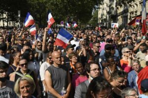 Leia mais sobre o artigo Na França manifestantes protestam contra exigência da vacina