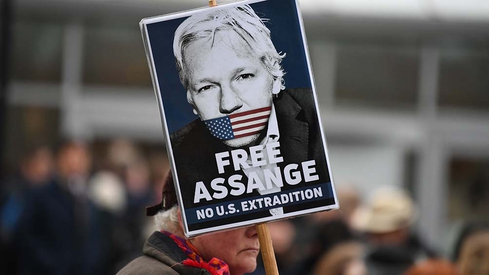Você está visualizando atualmente Com um piquenique, apoiadores de Assange exigiram sua liberdade em seu 50º aniversário