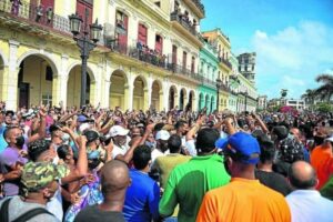 Read more about the article Manifestantes cubanos saem às ruas em resposta à crise econômica e de saúde