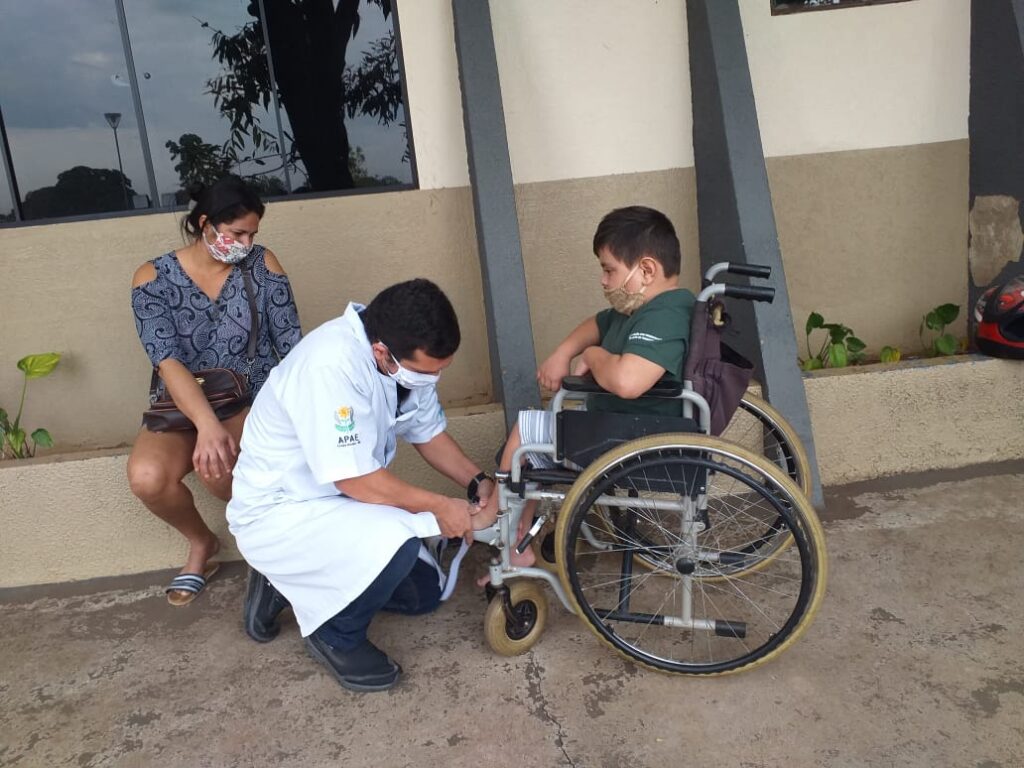 Você está visualizando atualmente Prefeitura de Naviraí e a CER/APAE programaram atendimentos a pacientes que necessitam de próteses, órteses e cadeiras de rodas