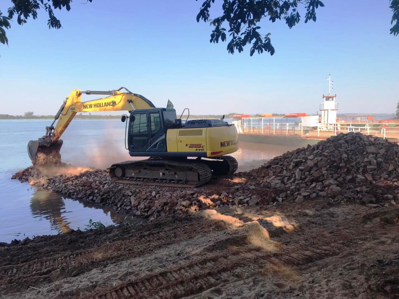 Você está visualizando atualmente Naviraí reconstrói rampa à margem do rio Paraná, no Porto Caiuá