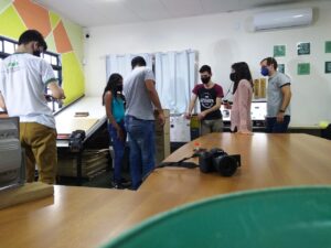 Leia mais sobre o artigo Alunos em Naviraí aprendem a construir totens eletrônicos