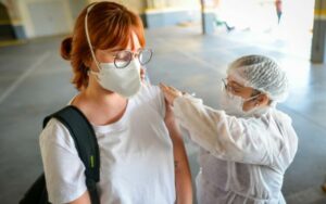 Leia mais sobre o artigo MS tem 24 cidades vacinando a partir de 18 e Campo Grande faz hoje repescagem de pessoas de 36 anos em diante