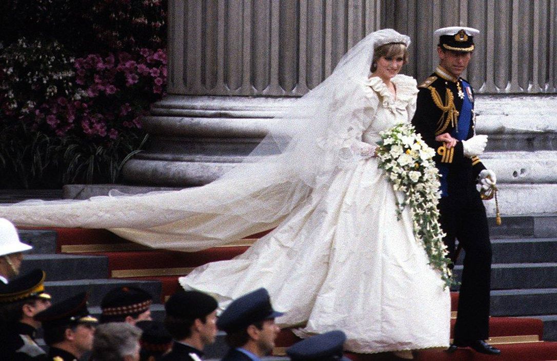 Você está visualizando atualmente Por que o vestido de noiva da princesa Diana ainda é definitivo?