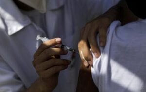Leia mais sobre o artigo Pessoas não vacinadas são ‘fábricas variantes’, diz especialista em doenças infecciosas