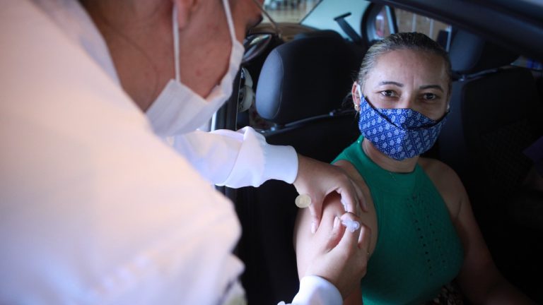 Você está visualizando atualmente Vacinação: Campo Grande continua primeira dose para pessoas de 16 anos ou mais
