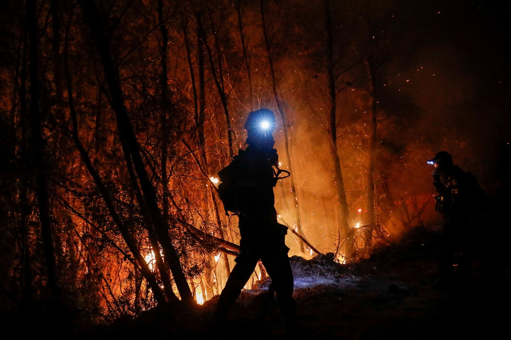 Você está visualizando atualmente Os incêndios na Grécia se espalham sem controle, matando um bombeiro