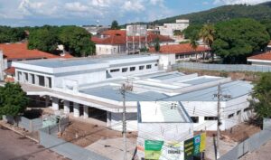Leia mais sobre o artigo Governador vistoria obras da Santa Casa em Corumbá e entrega cartões do “Mais Social”