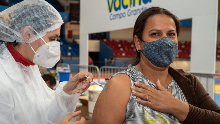 Você está visualizando atualmente Mais de 50% dos adultos imunizados contra Covid-19 em Campo Grande