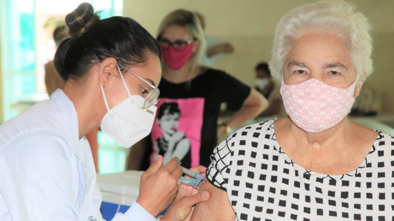 Você está visualizando atualmente Reforço: Campo Grande vacina idosos de 85 anos ou mais com terceira dose