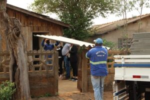 Governo de Naviraí entrega telhas para famílias que tiveram casas castigas por temporal
