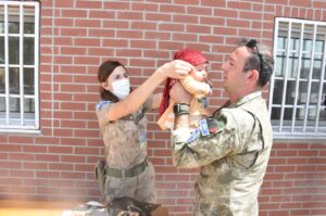 Leia mais sobre o artigo Soldados turcos ajudam bebê afegão no aeroporto de Cabul