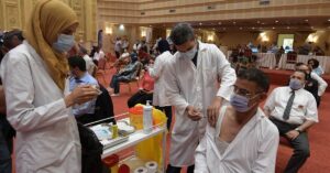 Leia mais sobre o artigo Tunísia vacina mais de meio milhão de pessoas em um dia contra Covid-19