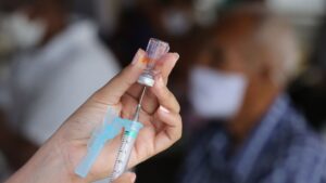 Read more about the article Vacinação em Dourados dose 2 e dose 3 nesta quinta-feira (23)