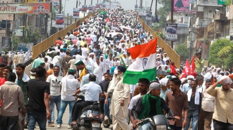 Você está visualizando atualmente Agricultores indianos fazem protestos em todo país contra reformas