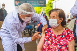 Read more about the article Dourados inicia reforço da vacina em idosos de 70 anos, nesta quarta (8)