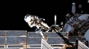 Leia mais sobre o artigo Russos fazem primeira caminhada espacial da estação internacional