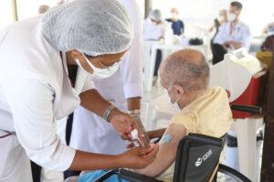 Leia mais sobre o artigo Segue vacinação de terceira dose em idosos com 75 anos ou mais, nesta quinta (2), em Campo Grande