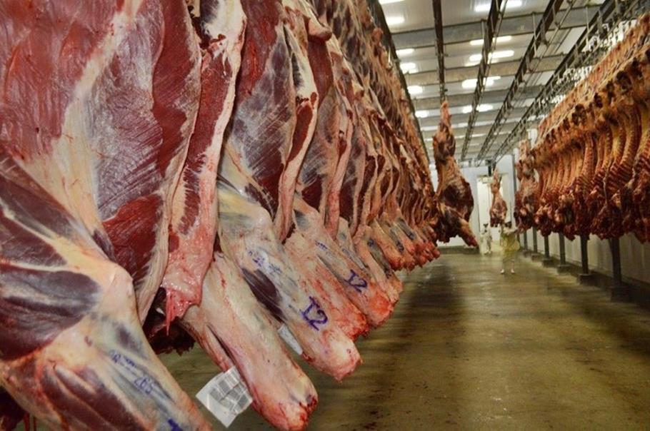 Você está visualizando atualmente Boi alcança menor valor do ano, mas preço da carne não diminui