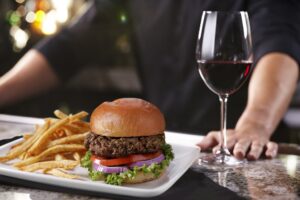 Read more about the article Dá para harmonizar hambúrguer com vinho?