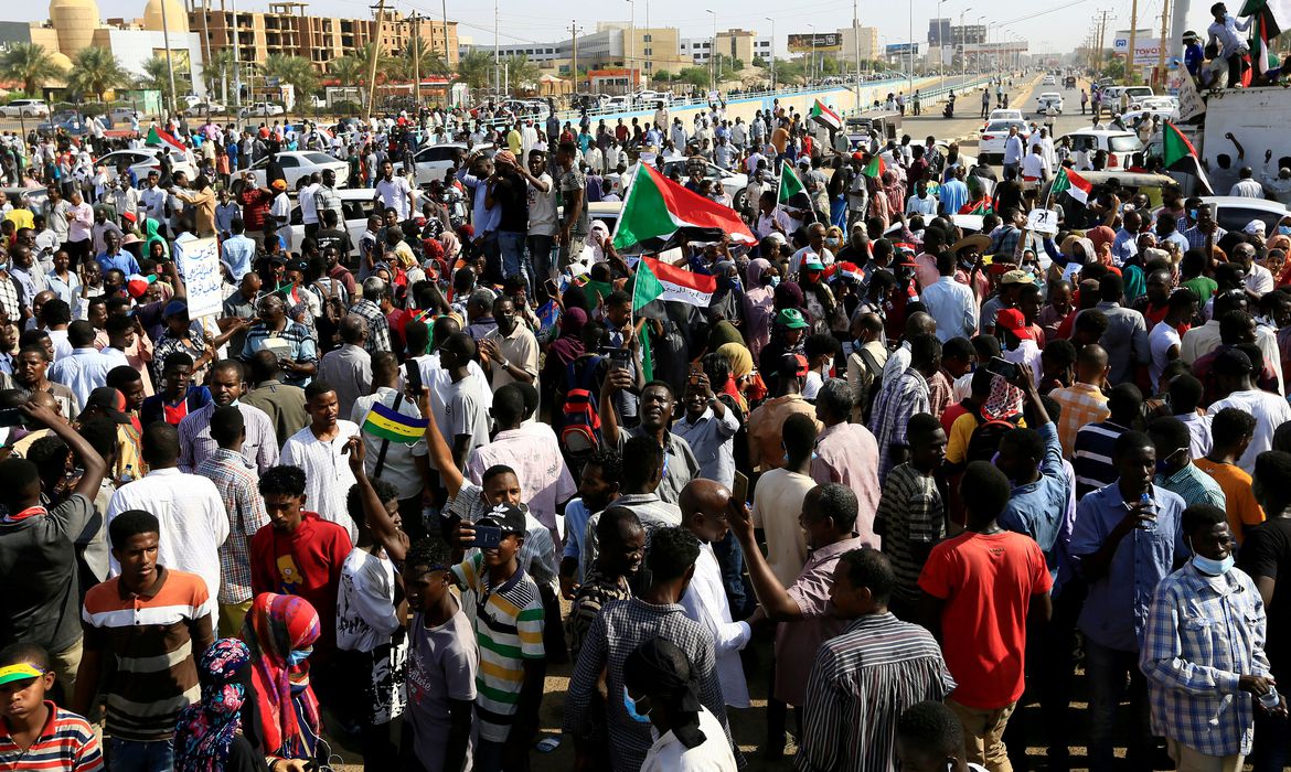 Você está visualizando atualmente Manifestantes contra golpe no Sudão mantêm-se nas ruas