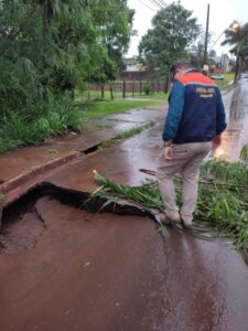 O prefeito Alan Guedes vistoria os estragos da tempestade em Dourados, MS