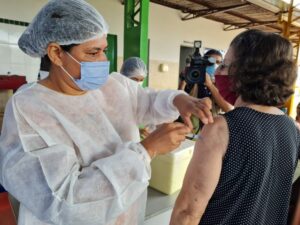 Read more about the article A vacinação contra Covid-19 tem quatro pontos em Dourados nesta sexta (29)