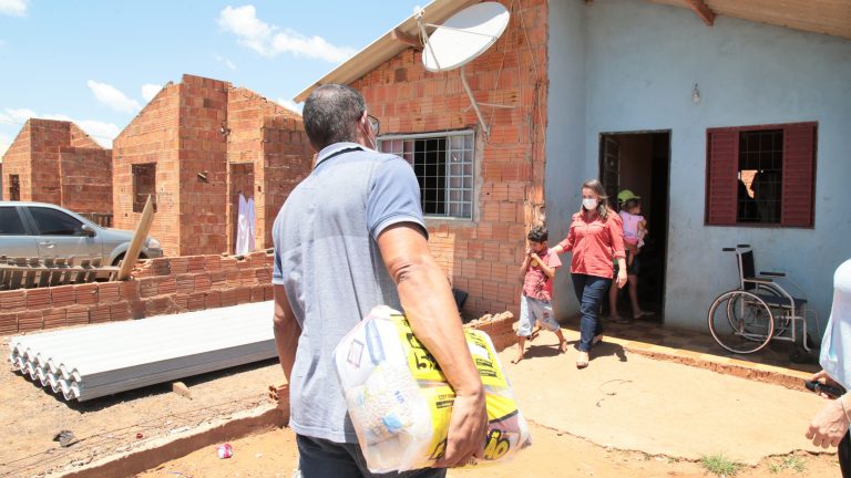 Você está visualizando atualmente Vendaval: Empresários ajudam prefeitura doando cestas básicas e telhas