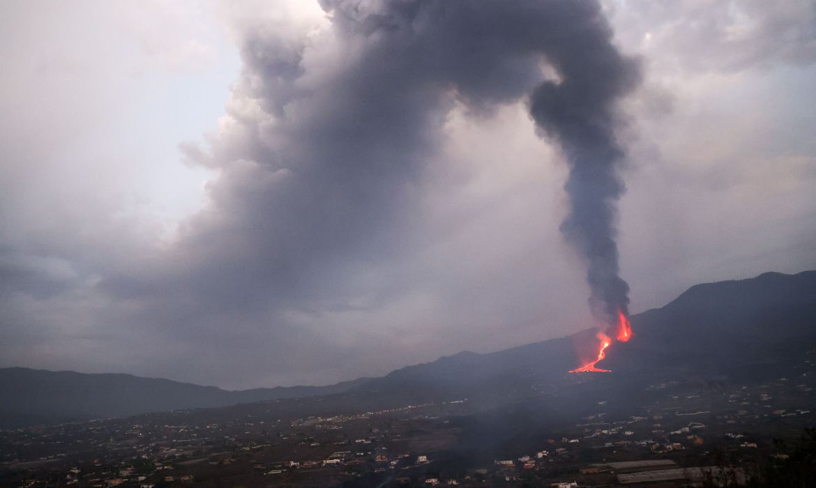 Você está visualizando atualmente Vulcão Cumbre Vieja lança lavas que já ocupam 656 hectares