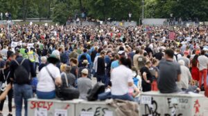 Leia mais sobre o artigo Áustria entra oficialmente em confinamento, provocando protestos
