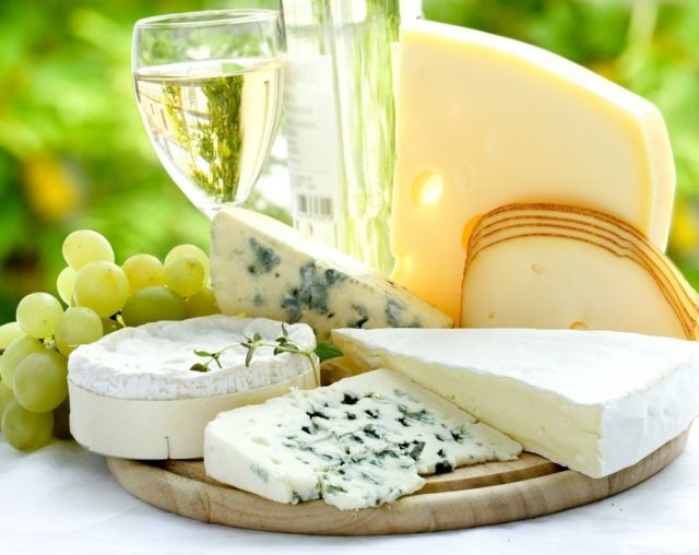 Você está visualizando atualmente Qual o tipo de queijo mais saudável?