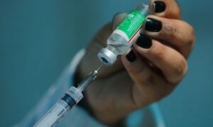 Leia mais sobre o artigo Reforço da vacina contra a Covid será em pessoas com 18 anos ou mais neste sábado