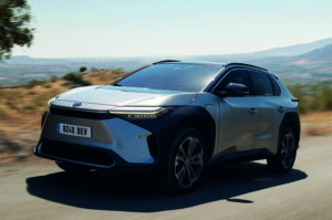Leia mais sobre o artigo Toyota bZ4X, veículo elétrico terá painel solar opcional