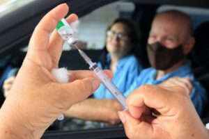 Leia mais sobre o artigo Vacinação nesta segunda-feira em drive-thru e outros 12 locais