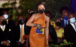 Leia mais sobre o artigo Barbados rompe com Elizabeth II e declara Rihanna heroína nacional