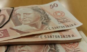 Read more about the article Novo salário mínimo passa a ser de R$ 1.212 em 2022
