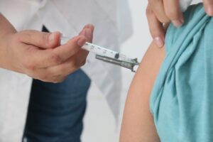 Leia mais sobre o artigo Públicos com mais de 18 anos podem receber a vacina contra Covid-19