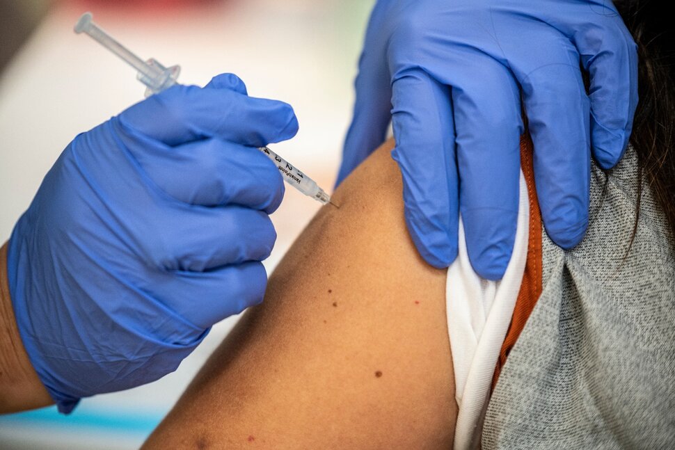 Você está visualizando atualmente Imunização contra Covid-19 nesta quarta continua para vários públicos