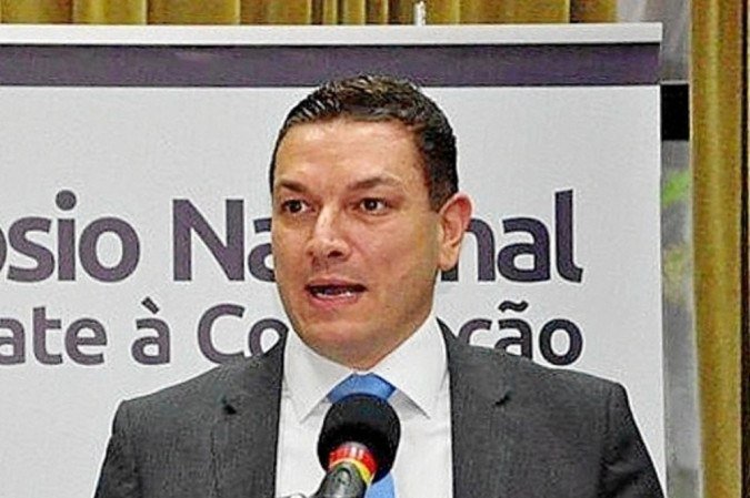 Você está visualizando atualmente Bolsonaro demite diretor-geral da PF