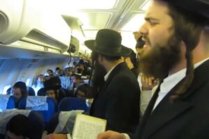 Leia mais sobre o artigo Hora sagrada: Empresa aérea organizará sessões de oração para israelenses a bordo