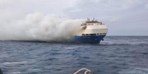 Leia mais sobre o artigo PORTUGAL: Navio cargueiro com carros da Porsche pega fogo no mar