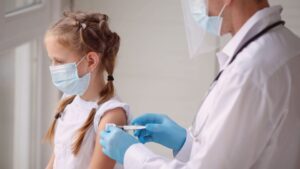 Leia mais sobre o artigo Vacinação para crianças e dose de reforço contra Covid-19 neste domingo