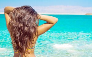 Leia mais sobre o artigo Como recuperar os fios dos cabelos dos danos causados pelo verão