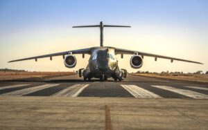 Leia mais sobre o artigo RESGATE: FAB enviará aeronave KC-390 para resgatar brasileiros na Polônia