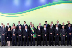 Read more about the article Governo oficializa saída de nove ministros